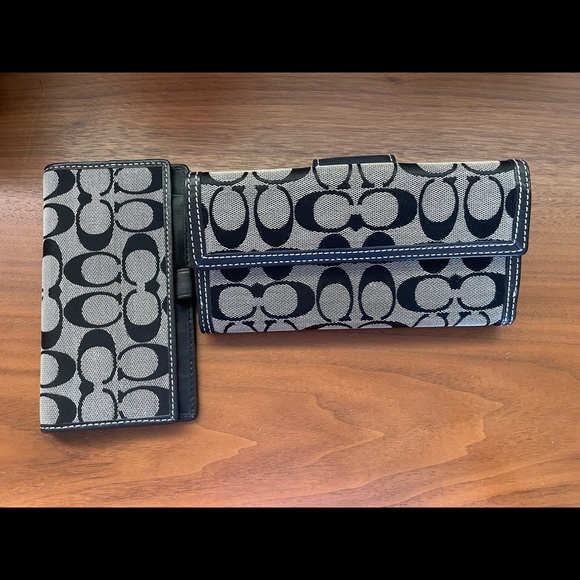 EXCELLENT condition! Coach signature black wallet - Picture 4 of 9